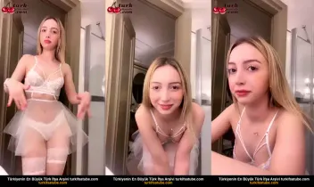 Genç Kızın Beyazlar İçinde Sakso Yayını