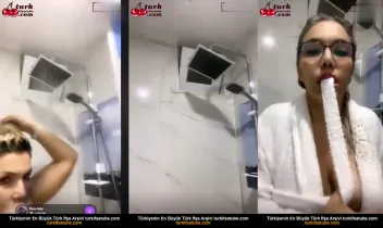 Üvey Abla Çıplak Duşundan Çıktı Bornozla