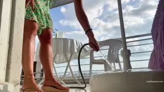 Karolin Fişekçi ifşa delirttin milleti – Üstüne su döküp balkon yıkıyor